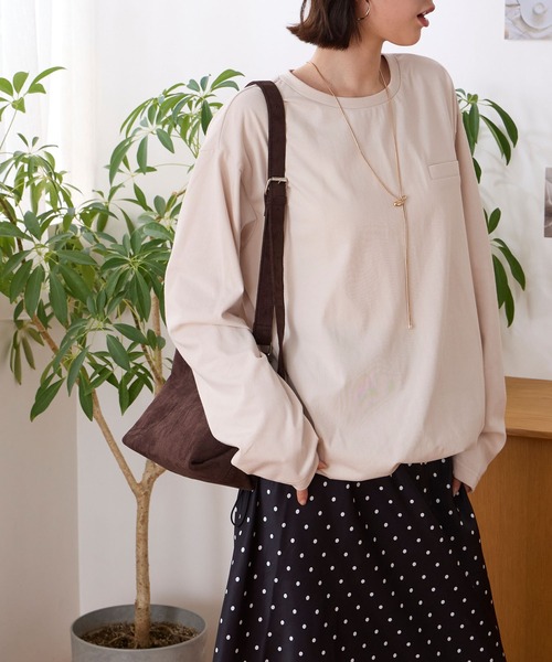 MONO-MART（モノマート）の「なめらかシルケット｜裾ドロスト フェイクポケットデザイン ルーズロンT ＜UVカット＞（Tシャツ/カットソー・レディース・ブラウン/グレイッシュブルー/イエロー系/オフホワイト/ダークグレー/グレイッシュベージュ/ブラック・M/L）」の11枚目の写真