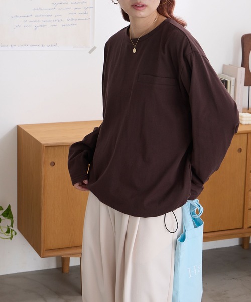 MONO-MART（モノマート）の「なめらかシルケット｜裾ドロスト フェイクポケットデザイン ルーズロンT ＜UVカット＞（Tシャツ/カットソー・レディース・ブラウン/グレイッシュブルー/イエロー系/オフホワイト/ダークグレー/グレイッシュベージュ/ブラック・M/L）」の19枚目の写真