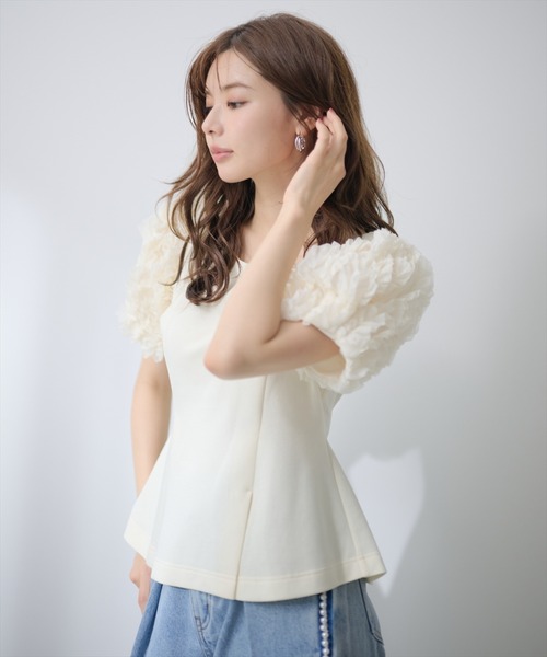 AND COUTURE(アンドクチュール)の「フリルスリーブペプラムカットプルオーバー(Tシャツ/カットソー・レディース・アイボリー/ブラック・FREE)」の1枚目の写真