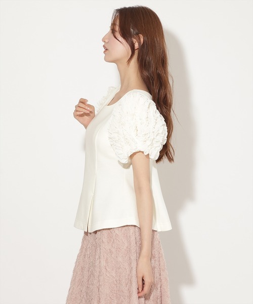 AND COUTURE(アンドクチュール)の「フリルスリーブペプラムカットプルオーバー(Tシャツ/カットソー・レディース・アイボリー/ブラック・FREE)」の4枚目の写真