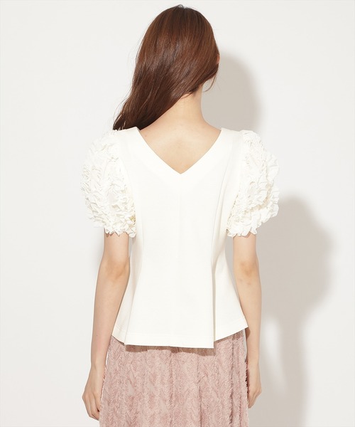 AND COUTURE(アンドクチュール)の「フリルスリーブペプラムカットプルオーバー(Tシャツ/カットソー・レディース・アイボリー/ブラック・FREE)」の5枚目の写真