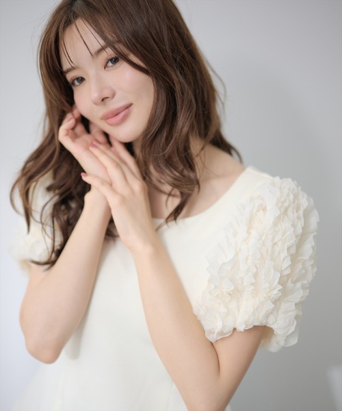 AND COUTURE(アンドクチュール)の「フリルスリーブペプラムカットプルオーバー(Tシャツ/カットソー・レディース・アイボリー/ブラック・FREE)」の22枚目の写真
