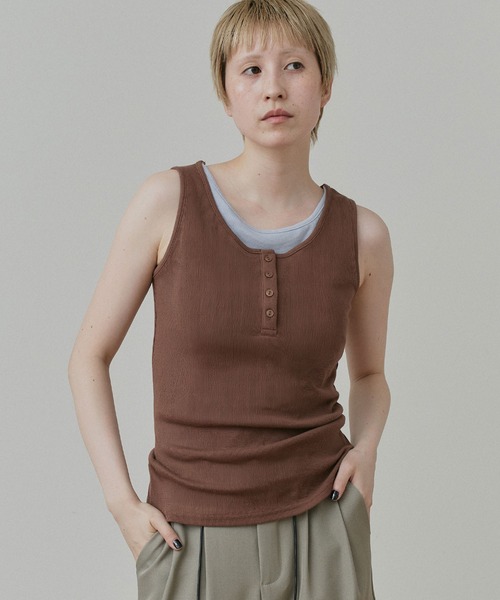 ad thie(アドティエ)の「フェイクレイヤード ヘンリーネック タンクトップ(タンクトップ・レディース・ブラウン/ライトブルー/チャコール/ブラック・MEDIUM)」の3枚目の写真
