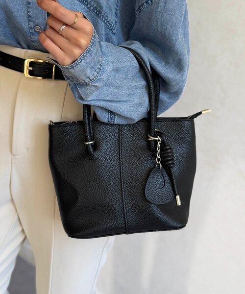 Chez toi(シェトワ)の「チャーム付きBAG(トートバッグ・レディース・オフホワイト/ブラック/キャメル・FREE)」の3枚目の写真