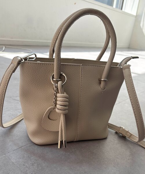 Chez toi(シェトワ)の「チャーム付きBAG(トートバッグ・レディース・オフホワイト/ブラック/キャメル・FREE)」の4枚目の写真