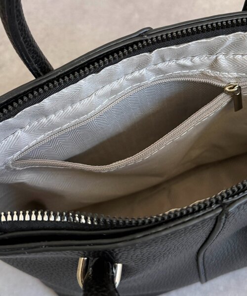 Chez toi(シェトワ)の「チャーム付きBAG(トートバッグ・レディース・オフホワイト/ブラック/キャメル・FREE)」の11枚目の写真