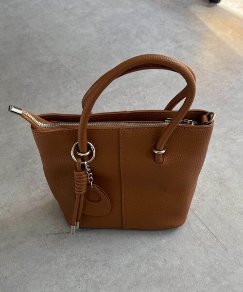 Chez toi(シェトワ)の「チャーム付きBAG(トートバッグ・レディース・オフホワイト/ブラック/キャメル・FREE)」の15枚目の写真