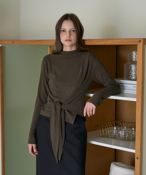 DEHEVE（デヘヴェ）の「Mock-neck Wrap Long Sleeve [Khaki]（Tシャツ/カットソー・レディース・カーキ・OS）」の7枚目の写真
