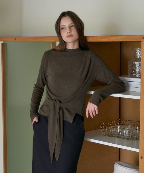 DEHEVE（デヘヴェ）の「Mock-neck Wrap Long Sleeve [Khaki]（Tシャツ/カットソー・レディース・カーキ・OS）」の8枚目の写真
