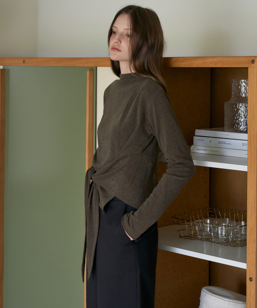 DEHEVE（デヘヴェ）の「Mock-neck Wrap Long Sleeve [Khaki]（Tシャツ/カットソー・レディース・カーキ・OS）」の9枚目の写真