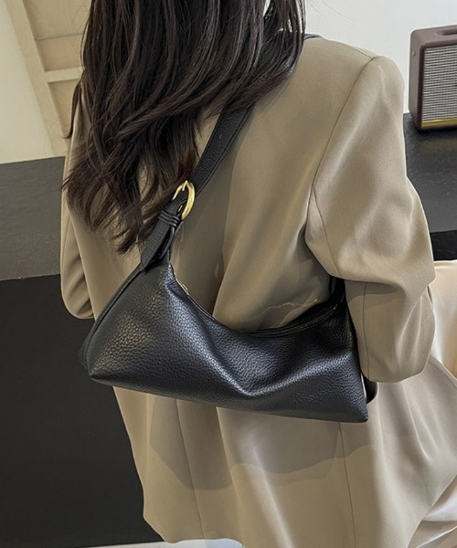 Ritzy(リッツィー)の「フェイクレザー ハーフムーン 横長 ワンハンドルバッグ(ショルダーバッグ・レディース・ベージュ/モカ/ブラック・FREE)」の1枚目の写真