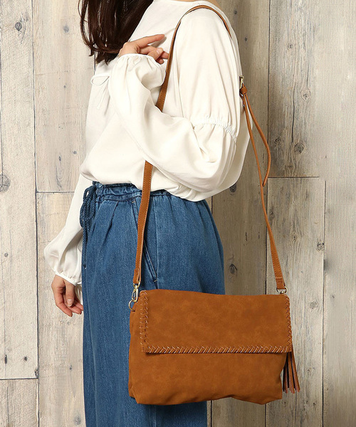 LBC（エルビーシー）の「Pスエードカガリステッチショルダーバッグ            （ショルダーバッグ・レディース・チャコールグレー/ライトブラウン・ONE SIZE）」の2枚目の写真