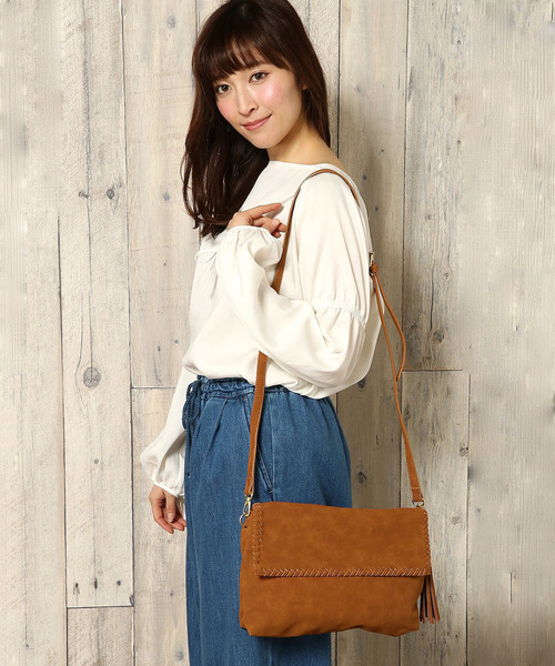 LBC（エルビーシー）の「Pスエードカガリステッチショルダーバッグ            （ショルダーバッグ・レディース・チャコールグレー/ライトブラウン・ONE SIZE）」の12枚目の写真