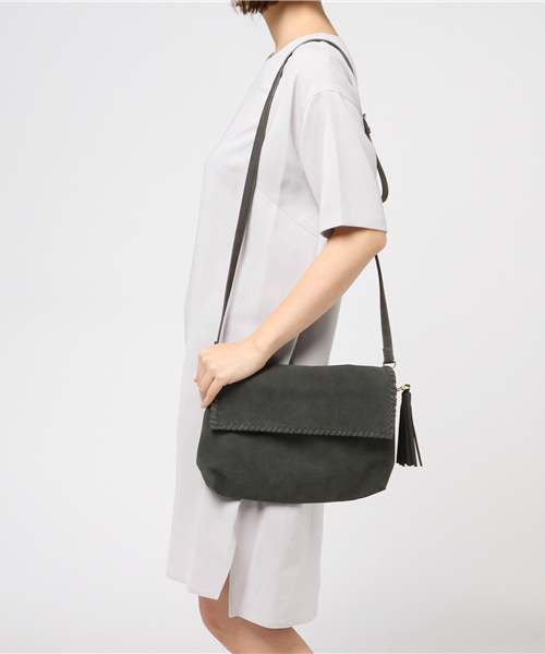 LBC（エルビーシー）の「Pスエードカガリステッチショルダーバッグ            （ショルダーバッグ・レディース・チャコールグレー/ライトブラウン・ONE SIZE）」の10枚目の写真