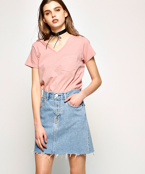 MOUSSY（マウジー）の「Hanes POCKET TEE V NECK（Tシャツ/カットソー・レディース・ホワイト/ピンク/ライトイエロー/ライトブルー・2/1）」の4枚目の写真