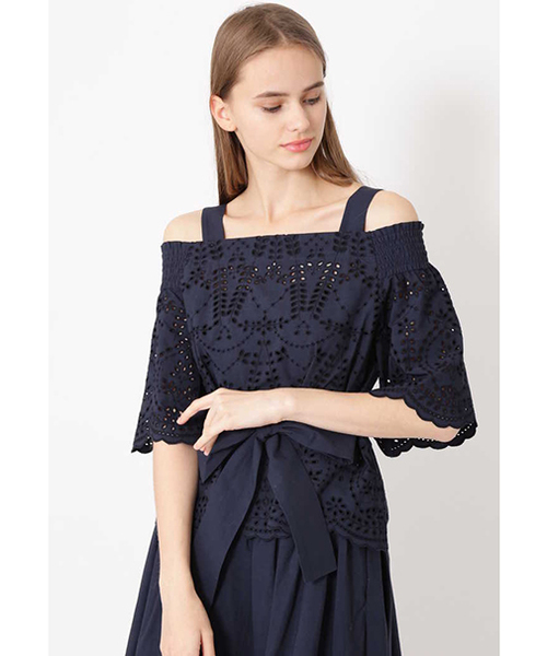 JILL STUART(ジルスチュアート)の「インディアエンブロイダリーオフショルブラウス(シャツ/ブラウス・レディース・ホワイト/ネイビー・MEDIUM/SMALL)」の2枚目の写真