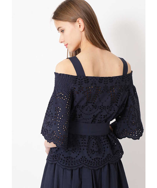 JILL STUART(ジルスチュアート)の「インディアエンブロイダリーオフショルブラウス(シャツ/ブラウス・レディース・ホワイト/ネイビー・MEDIUM/SMALL)」の9枚目の写真