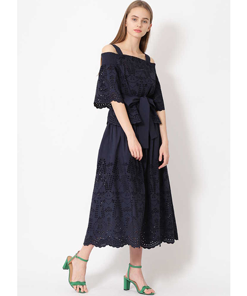 JILL STUART(ジルスチュアート)の「インディアエンブロイダリーオフショルブラウス(シャツ/ブラウス・レディース・ホワイト/ネイビー・MEDIUM/SMALL)」の5枚目の写真