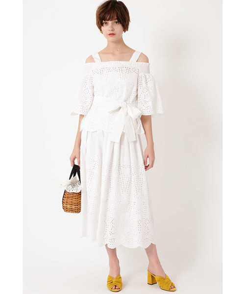 JILL STUART(ジルスチュアート)の「インディアエンブロイダリーオフショルブラウス(シャツ/ブラウス・レディース・ホワイト/ネイビー・MEDIUM/SMALL)」の6枚目の写真