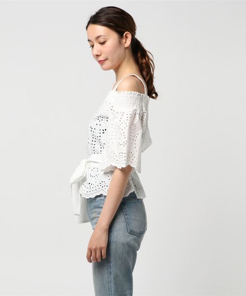 JILL STUART(ジルスチュアート)の「インディアエンブロイダリーオフショルブラウス(シャツ/ブラウス・レディース・ホワイト/ネイビー・MEDIUM/SMALL)」の4枚目の写真