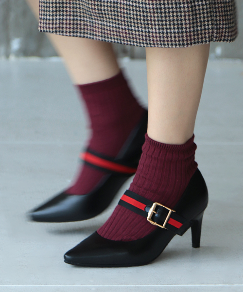 SESTO（セスト）の「モードとヴィンテージの気配を纏うバイカラーストラップのポインテッドトゥ7cmヒールパンプス（パンプス・レディース・ブラック/キャメル・22.5cm/23.5cm/24.5cm/25.5cm/23.0cm/24.0cm/22.0cm）」の2枚目の写真