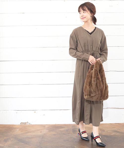 SESTO（セスト）の「モードとヴィンテージの気配を纏うバイカラーストラップのポインテッドトゥ7cmヒールパンプス（パンプス・レディース・ブラック/キャメル・22.5cm/23.5cm/24.5cm/25.5cm/23.0cm/24.0cm/22.0cm）」の4枚目の写真