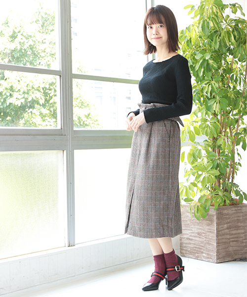 SESTO（セスト）の「モードとヴィンテージの気配を纏うバイカラーストラップのポインテッドトゥ7cmヒールパンプス（パンプス・レディース・ブラック/キャメル・22.5cm/23.5cm/24.5cm/25.5cm/23.0cm/24.0cm/22.0cm）」の5枚目の写真