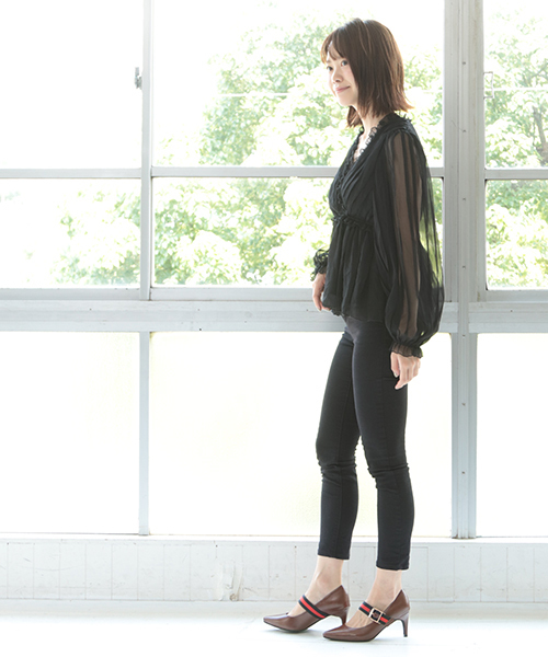 SESTO（セスト）の「モードとヴィンテージの気配を纏うバイカラーストラップのポインテッドトゥ7cmヒールパンプス（パンプス・レディース・ブラック/キャメル・22.5cm/23.5cm/24.5cm/25.5cm/23.0cm/24.0cm/22.0cm）」の7枚目の写真