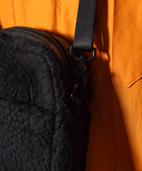 KAIKO（カイコー）の「KAIKO SYNTHETIC BOA SHOULDER BAG 2（ショルダーバッグ・メンズ・ブラック・FREE）」の3枚目の写真