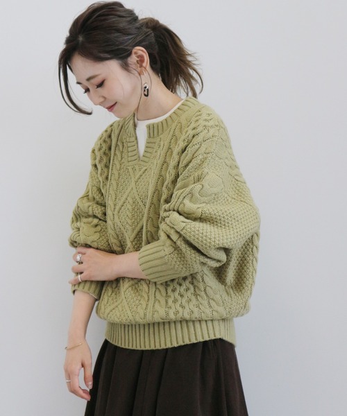 AMERICAN HOLIC（アメリカンホリック）の「キーネックケーブルニットプルオーバー　＊●（ニット/セーター・レディース・ライトグレー/ブラック/アイボリー/モカ/ライトイエロー・MEDIUM/LARGE）」の5枚目の写真