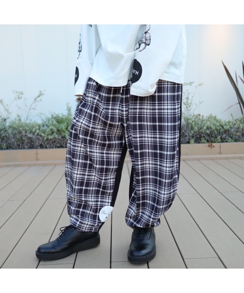 rovtski(ロフトスキー)の「【セットアップ対応】ROVTSKI SHARE ROOMALADIN PT for ROOM/シェアルーム アラジンパンツ フォールーム(その他パンツ・メンズ・ホワイト×ブラック/ネイビー/ブラック系その他/インディゴブルー/ブラック・FREE)」の2枚目の写真