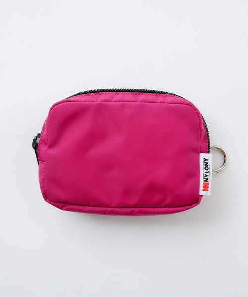 Omekashi（オメカシ）の「NYLONY カラビナポーチM（ポーチ・レディース・ブラック/ピンク・ONE SIZE）」の2枚目の写真