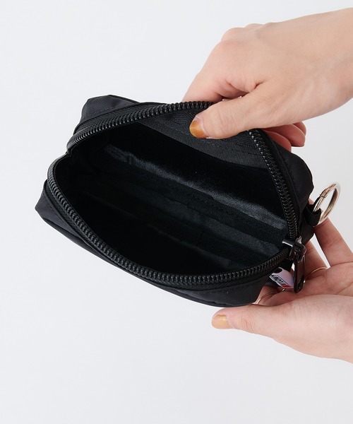 Omekashi（オメカシ）の「NYLONY カラビナポーチM（ポーチ・レディース・ブラック/ピンク・ONE SIZE）」の7枚目の写真