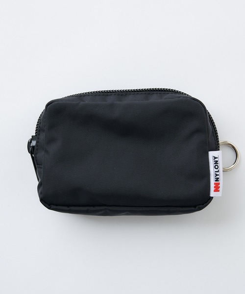 Omekashi（オメカシ）の「NYLONY カラビナポーチM（ポーチ・レディース・ブラック/ピンク・ONE SIZE）」の3枚目の写真