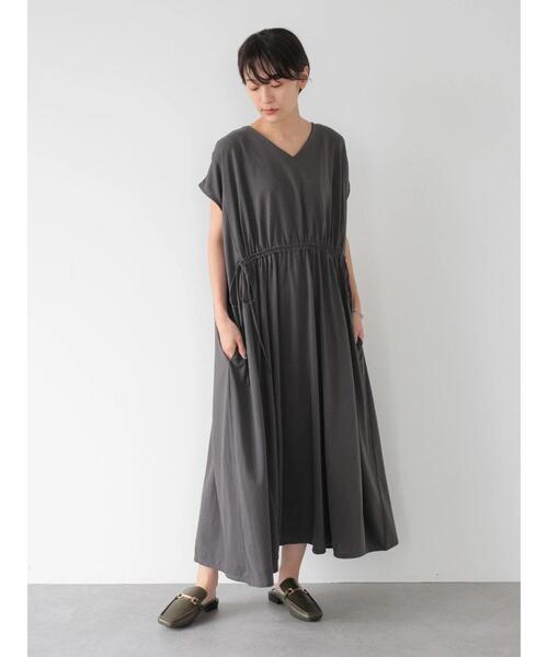 AMERICAN HOLIC(アメリカンホリック)の「ドロストギャザーVネックカットワンピース(ワンピース・レディース・チャコールグレー/ブルー/グレイッシュベージュ・M/L)」の4枚目の写真