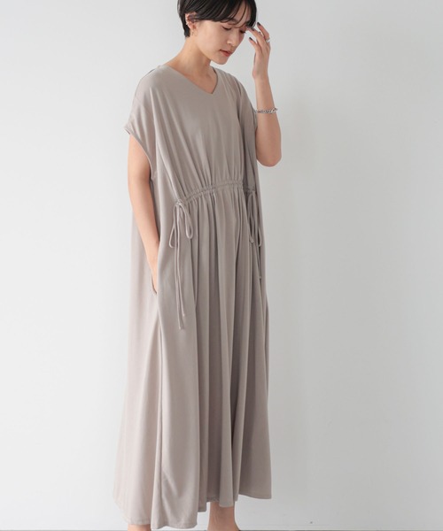 AMERICAN HOLIC(アメリカンホリック)の「ドロストギャザーVネックカットワンピース(ワンピース・レディース・チャコールグレー/ブルー/グレイッシュベージュ・M/L)」の2枚目の写真