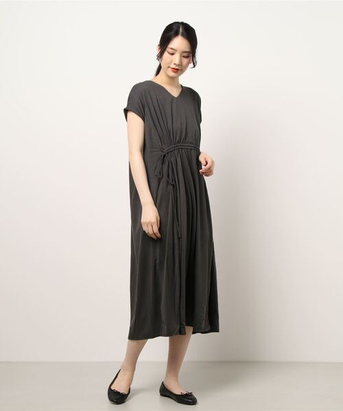 AMERICAN HOLIC(アメリカンホリック)の「ドロストギャザーVネックカットワンピース(ワンピース・レディース・チャコールグレー/ブルー/グレイッシュベージュ・M/L)」の6枚目の写真