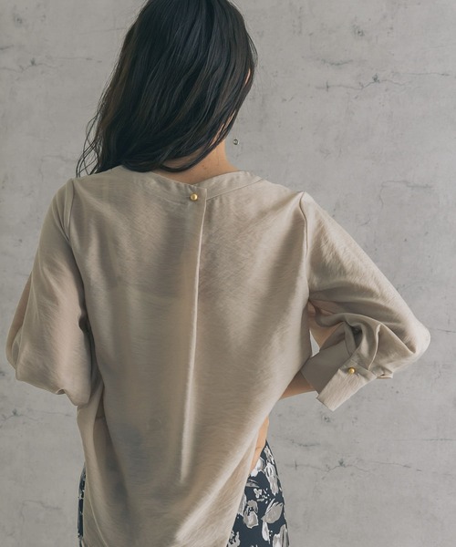 URBAN RESEARCH ROSSO(アーバンリサーチロッソ)の「ボリュームスリーブバック釦ブラウス(シャツ/ブラウス・レディース・パープル系その他/ベージュ/ブラウン系その他・FREE)」の6枚目の写真