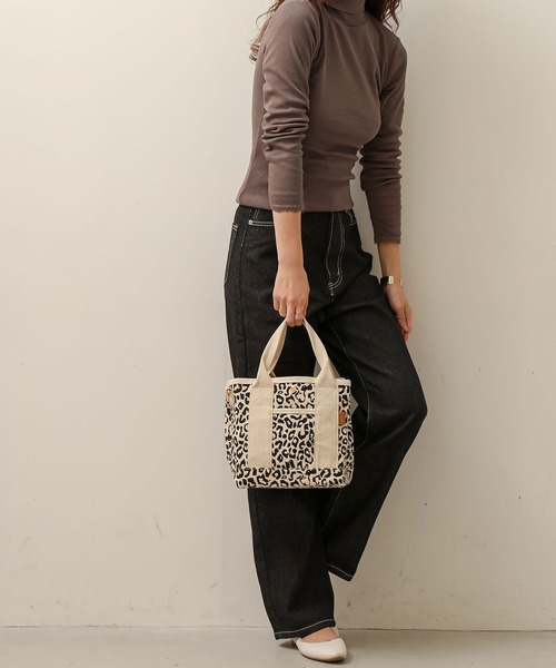 ALTROSE（アルトローズ）の「2WAYミニトート [ルーム]（トートバッグ・レディース・アイボリー/グレー/ゼブラ/ブラック/レオパード/カーキ/ホワイト×ブルー/アニマル/ホワイト×ブラック/ブラウン/グリーン/ベージュ×ブラック/ブラック×グレー/その他/ホワイト×カーキブラウン/ブラック×ホワイト・FREE）」の19枚目の写真