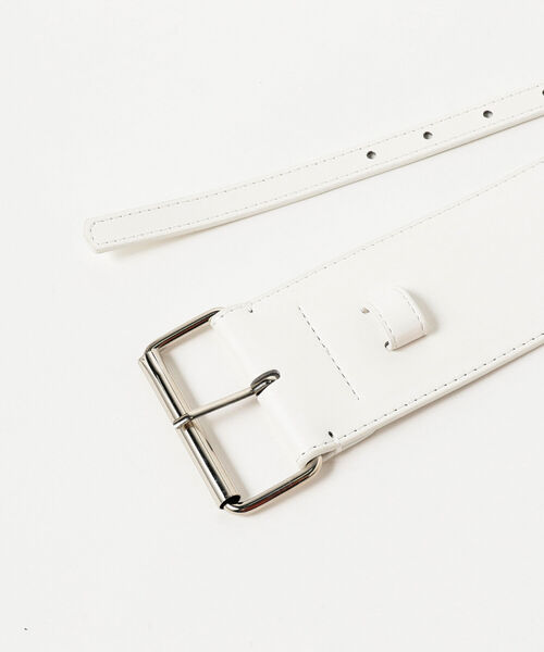 Ray BEAMS（レイビームス）の「Ray BEAMS / フェイクレザー アシメ ベルト（ベルト・レディース・ホワイト/ブラック・ONE SIZE）」の4枚目の写真