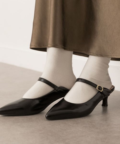RODE SKO(ロデスコ)の「5.5センチポインテッドストラップミュール(パンプス・レディース・ブラック/ブラウン・38/36/37)」の2枚目の写真
