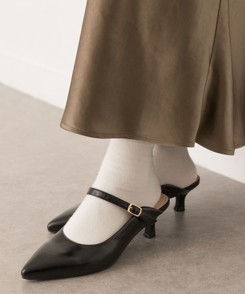 RODE SKO(ロデスコ)の「5.5センチポインテッドストラップミュール(パンプス・レディース・ブラック/ブラウン・38/36/37)」の4枚目の写真