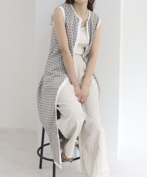 fredy emue(フレディエミュ)の「レトロ柄ジャガードロングジレ(ベスト・レディース・グリーン系その他4/ベージュ系その他4・38)」の2枚目の写真