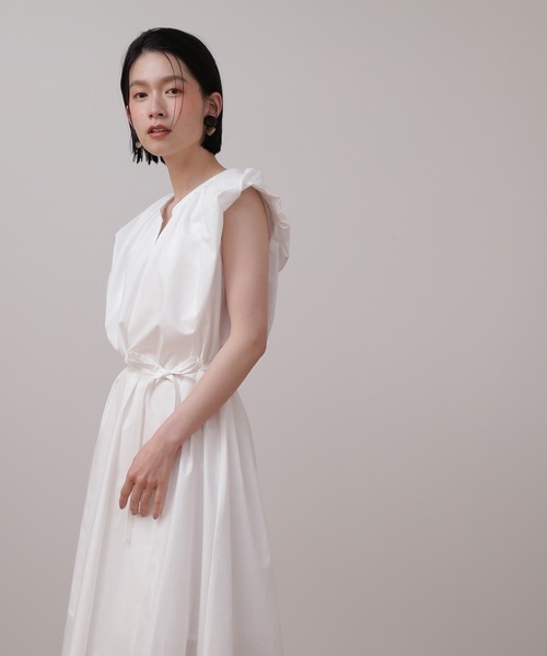 NATURAL BEAUTY BASIC（ナチュラルビューティーベーシック）の「ボリュームフレアワンピース（ワンピース・レディース・ブラック/オフホワイト/ブルー・SMALL/MEDIUM）」の9枚目の写真