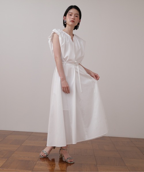 NATURAL BEAUTY BASIC（ナチュラルビューティーベーシック）の「ボリュームフレアワンピース（ワンピース・レディース・ブラック/オフホワイト/ブルー・SMALL/MEDIUM）」の5枚目の写真