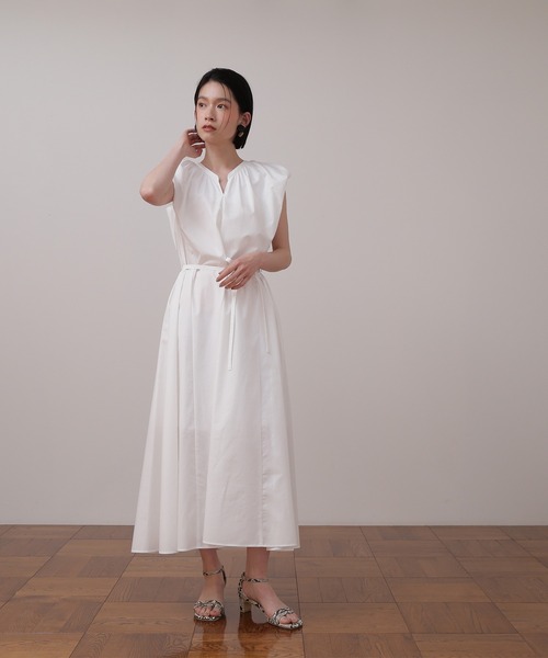 NATURAL BEAUTY BASIC（ナチュラルビューティーベーシック）の「ボリュームフレアワンピース（ワンピース・レディース・ブラック/オフホワイト/ブルー・SMALL/MEDIUM）」の6枚目の写真