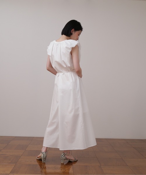 NATURAL BEAUTY BASIC（ナチュラルビューティーベーシック）の「ボリュームフレアワンピース（ワンピース・レディース・ブラック/オフホワイト/ブルー・SMALL/MEDIUM）」の7枚目の写真