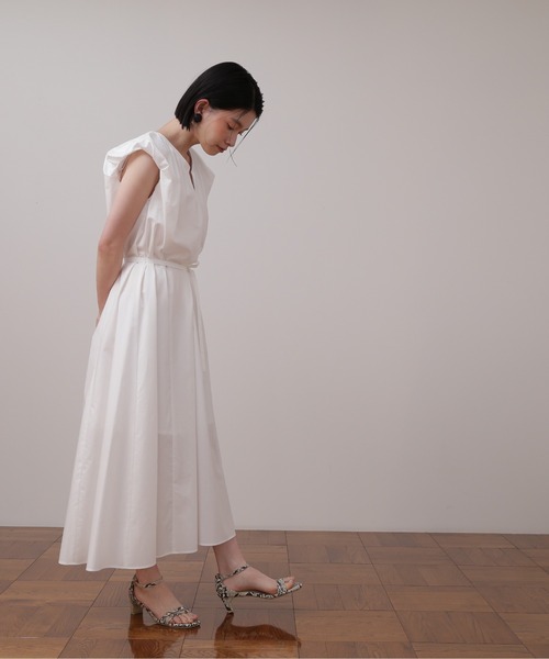 NATURAL BEAUTY BASIC（ナチュラルビューティーベーシック）の「ボリュームフレアワンピース（ワンピース・レディース・ブラック/オフホワイト/ブルー・SMALL/MEDIUM）」の8枚目の写真