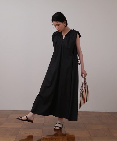 NATURAL BEAUTY BASIC（ナチュラルビューティーベーシック）の「ボリュームフレアワンピース（ワンピース・レディース・ブラック/オフホワイト/ブルー・SMALL/MEDIUM）」の15枚目の写真