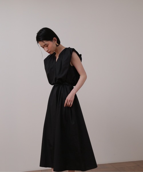 NATURAL BEAUTY BASIC（ナチュラルビューティーベーシック）の「ボリュームフレアワンピース（ワンピース・レディース・ブラック/オフホワイト/ブルー・SMALL/MEDIUM）」の17枚目の写真